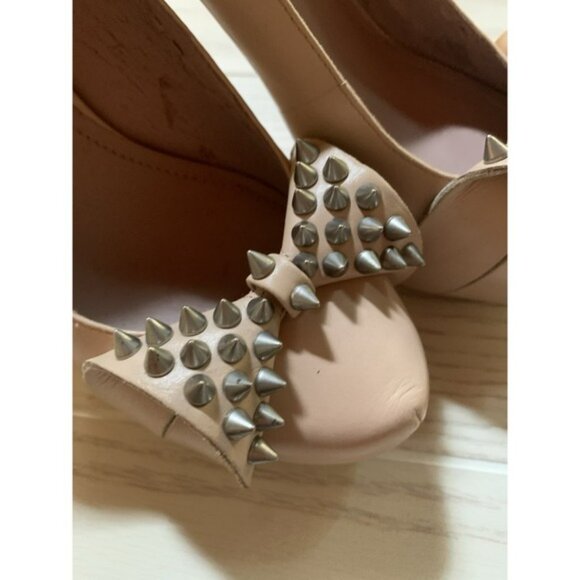 Vince Camuto tan with Gold Spikes Pumps/Platform - size 38. Size 7.5 Or 8 USA - Picture 2 of 16